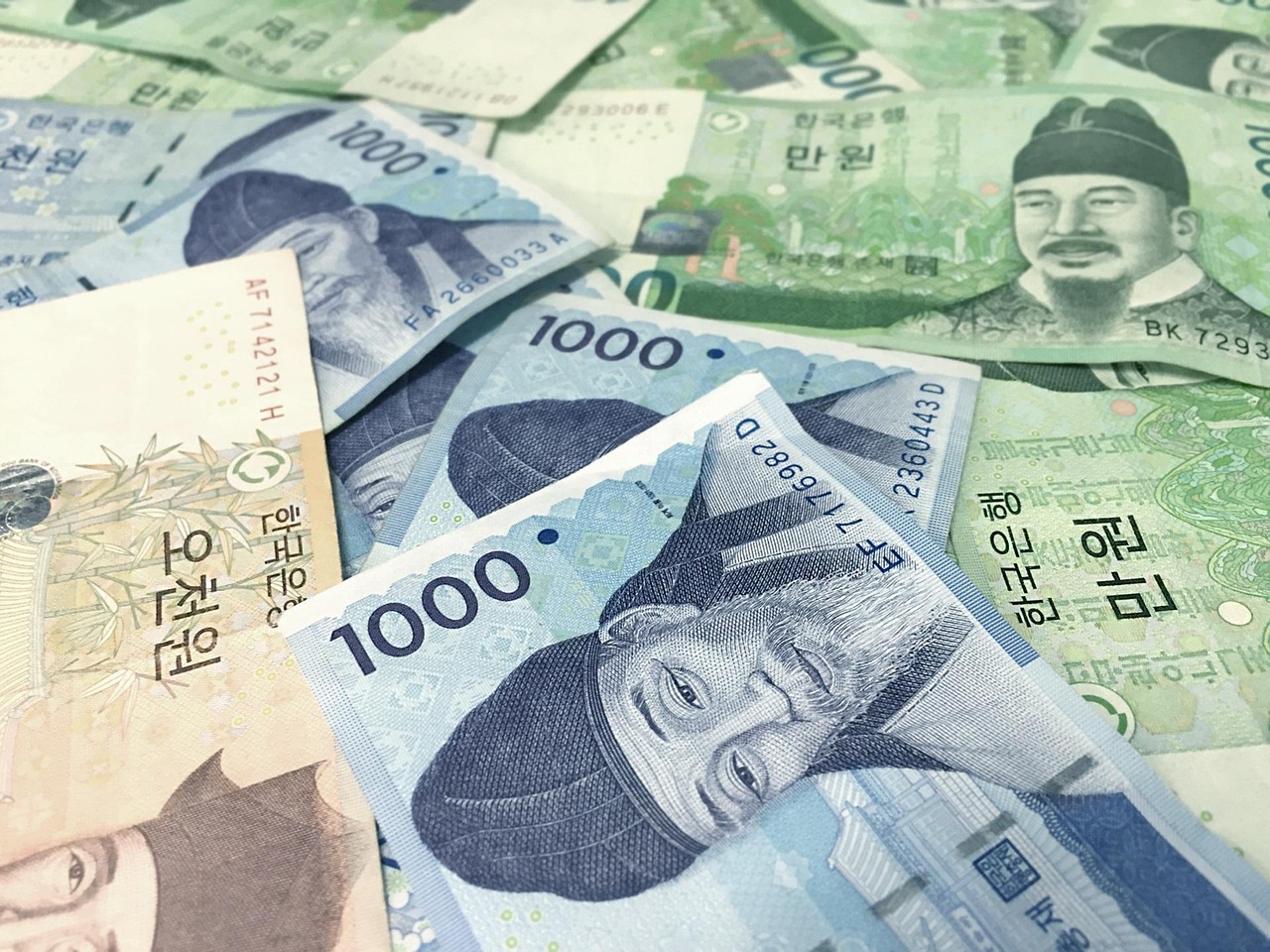 社保入稅最新規(guī)定及其對(duì)企業(yè)與員工的影響