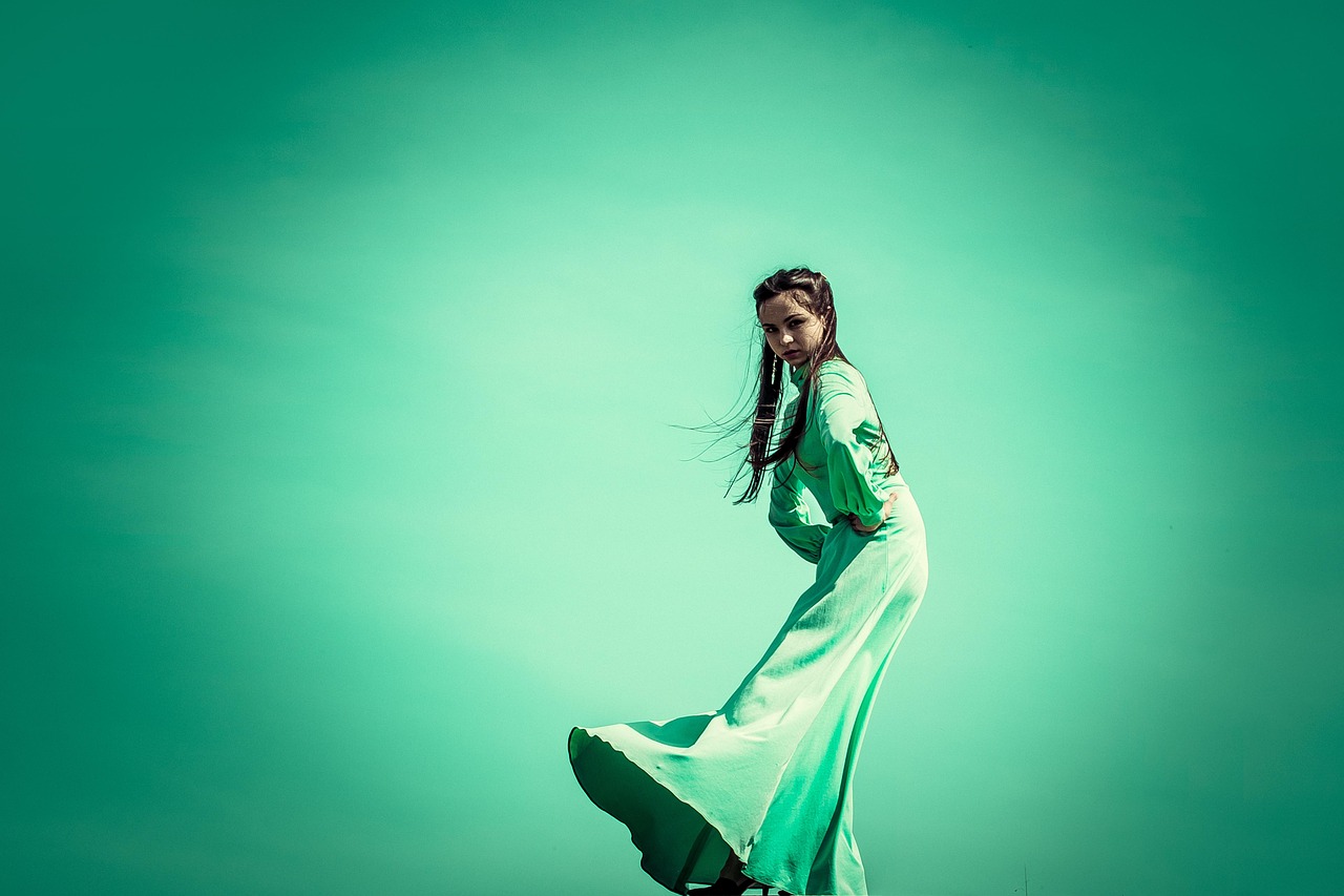 四月動(dòng)漫女頭像，冷酷之美的獨(dú)特魅力